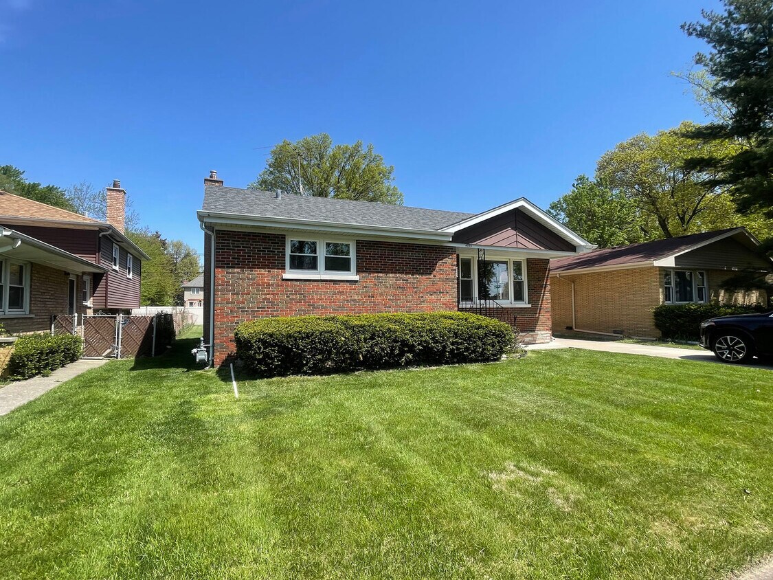 Primary Photo - 4704 W 98th Pl