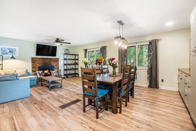 Foto del edificio - 5 Bedroom House on Large Lot in Scotch Pines