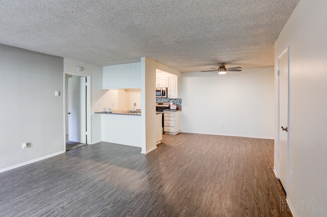 Kitchen 1BR, 1BA 700sf - Chateau De Ville