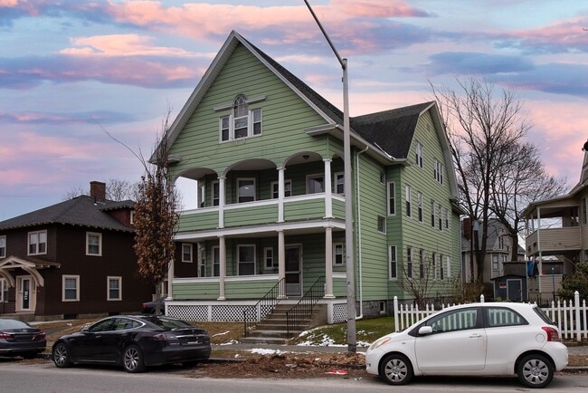 Building Photo - Convenient Location & Updated Amenities!