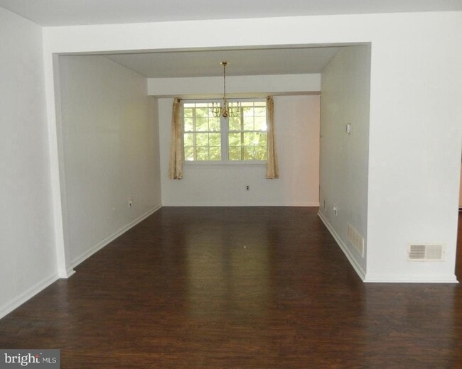 Building Photo - 523 Merioneth Dr