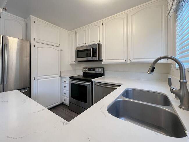 Building Photo - BEAUTIFUL 2 STORY TOWNHOUSE STYLE WITH A/C,  WASHER/DRYER, POOL, AND ONE PARKING SPACE