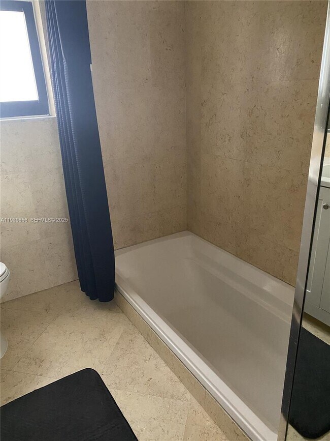 Foto del edificio - 8950 Collins Ave