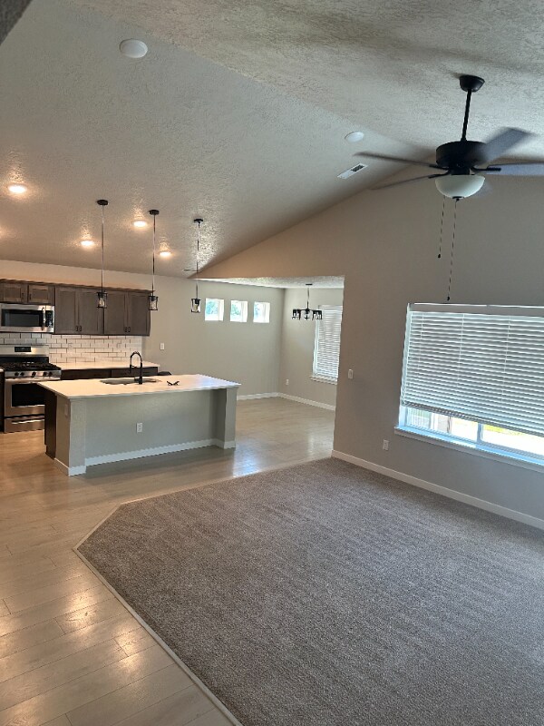 Foto del edificio - 3709 E Warm Creek Ave