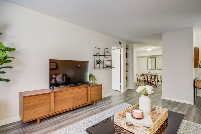 Foto del edificio - 5401 Chimney Rock