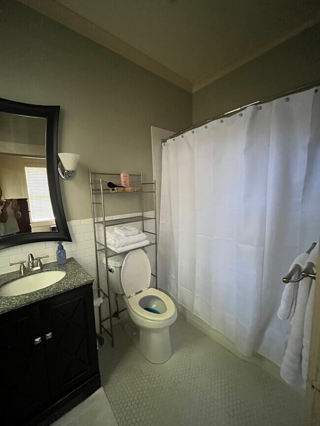 Baño - 1906 White St