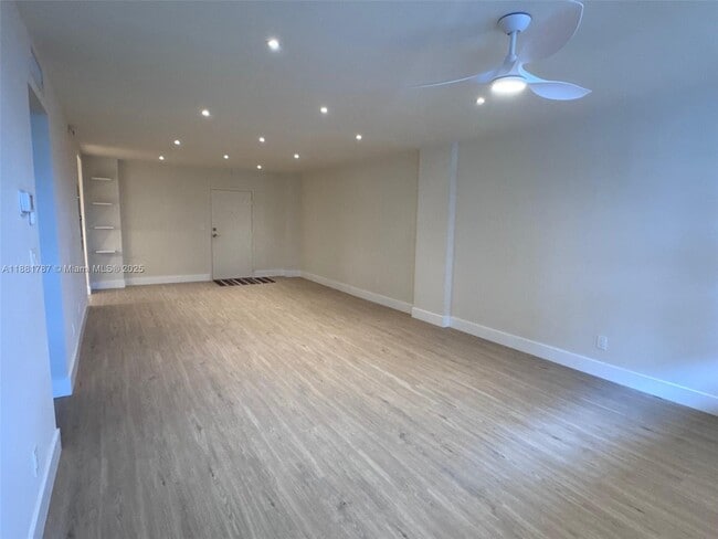 Building Photo - 90 Edgewater Dr