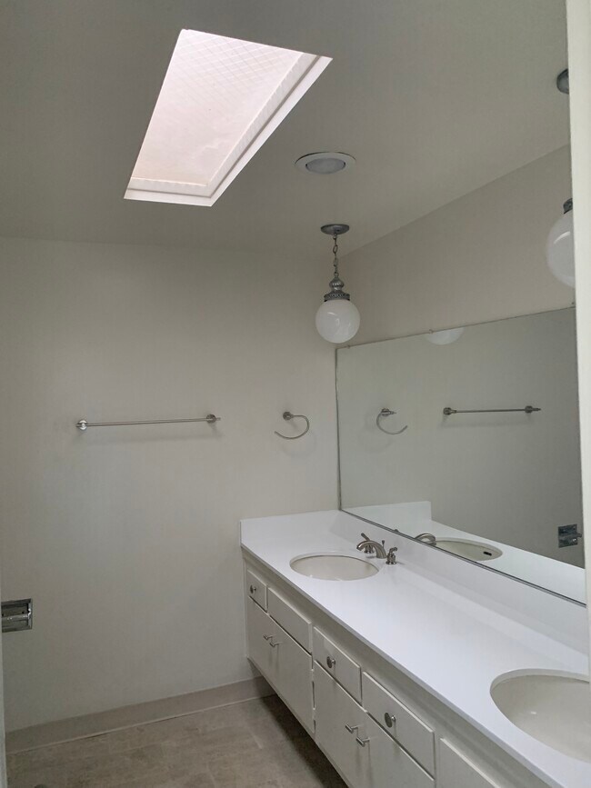 Foto del edificio - 228 E Plymouth St