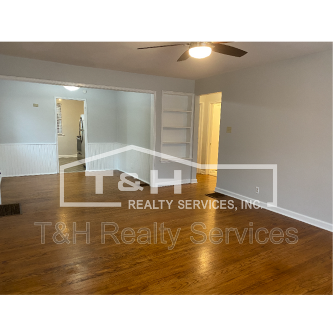 Building Photo - 5626 Rosslyn Ave