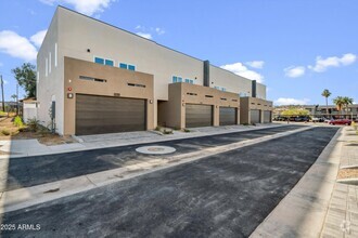 Building Photo - 2118 E Voltaire Ave