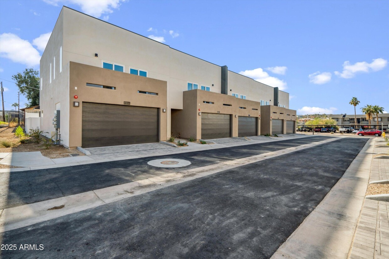 Primary Photo - 2118 E Voltaire Ave