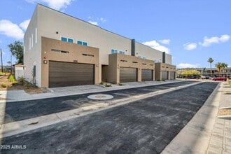 Building Photo - 2118 E Voltaire Ave