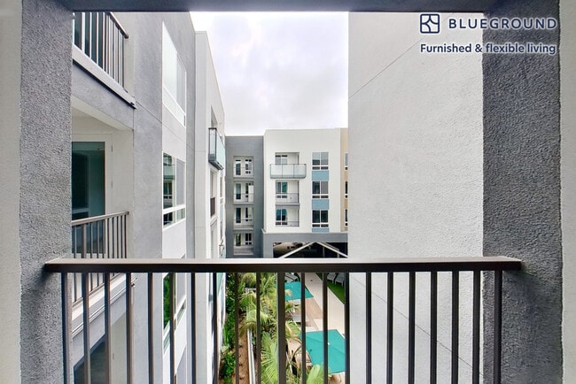 Foto del edificio - 185 S State College Blvd
