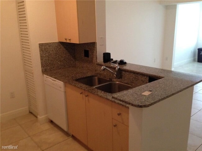 Building Photo - 1 br, 1 bath Condo - 2564 Centergate Dr