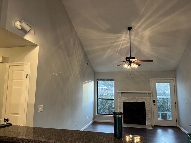 Building Photo - 923 E Estates Blvd