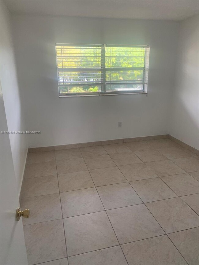 Foto del edificio - 1770 NE 191st St