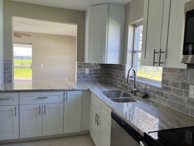 Building Photo - *Annual* 3 bedroom, 2 bath, Spacious Pool ...