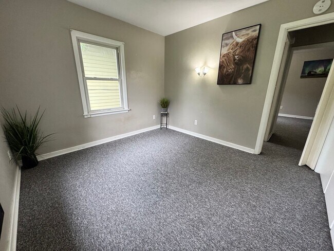 Building Photo - 2 bed, 1 bath home for rent in Hudson available IMMEDIATELY