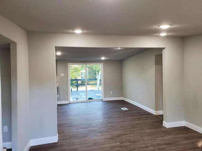 Building Photo - 309 W Gentry St