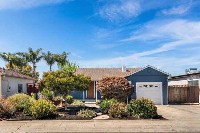 Foto del edificio - Light-Filled San Leandro Gem w/ Dual Garages & Expansive Yard