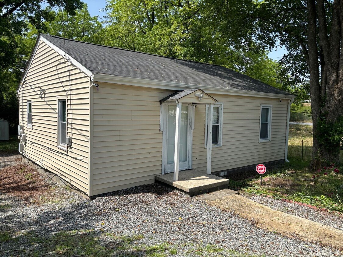 Foto principal - 2 BED 1 BATH HOME