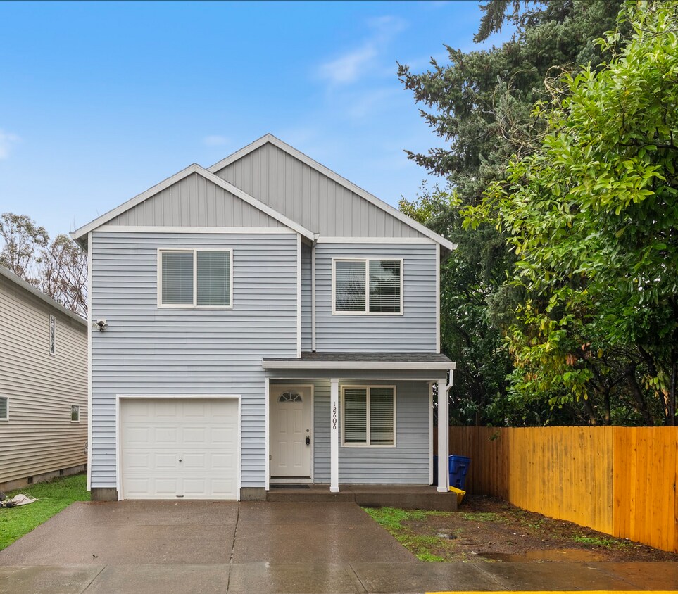 Foto principal - Beautiful 4bed/2.5bath - 1/2 OFF First months rent!