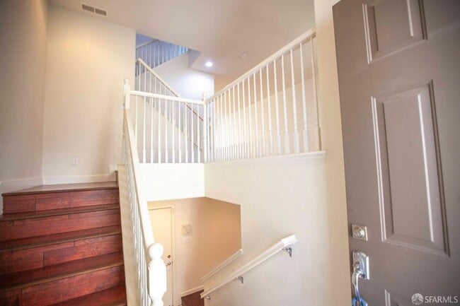 Building Photo - Beautiful updated 3-level, 3BR2.5BA and 2-car garage townhome!