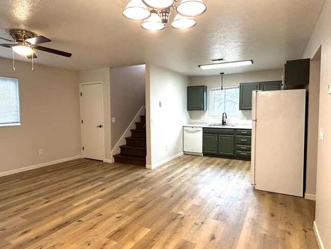 Escaleras de entrada / Cocina - 1406 W Division St