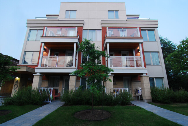 Building Photo - 405 Tweedsmuir Av