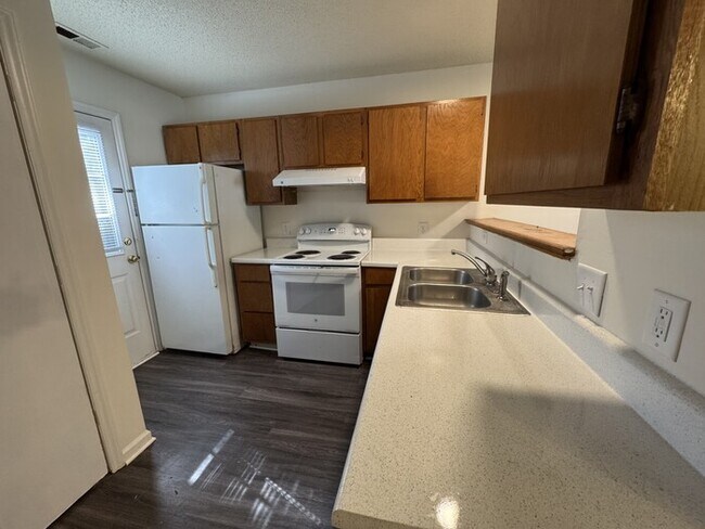 Building Photo - 2 bed 1.5 Bath