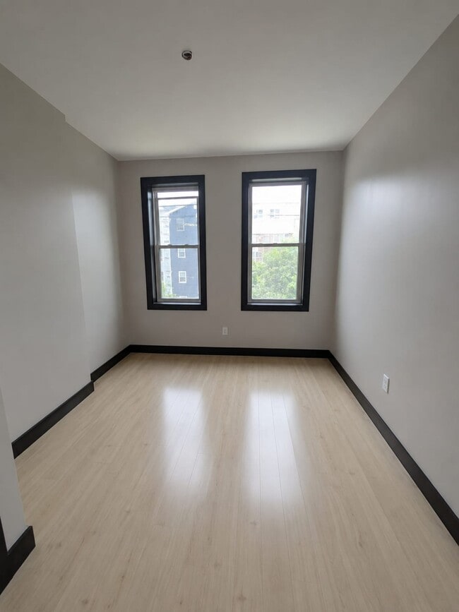 Building Photo - 88 E 25th St