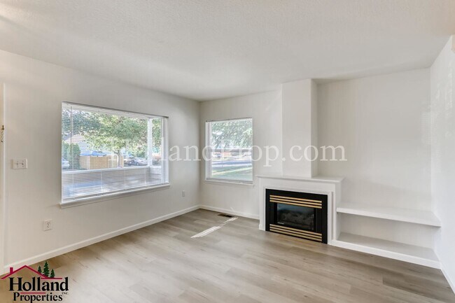 Foto del edificio - Charming 4-Bedroom Home with Spacious Layo...