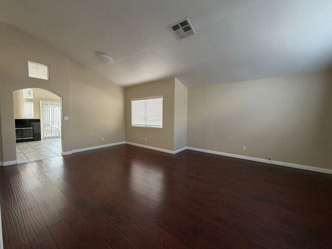 Building Photo - Sweet and warm one story single family house