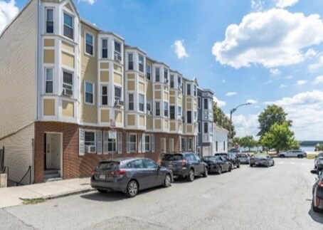 Building Photo - 204 H St
