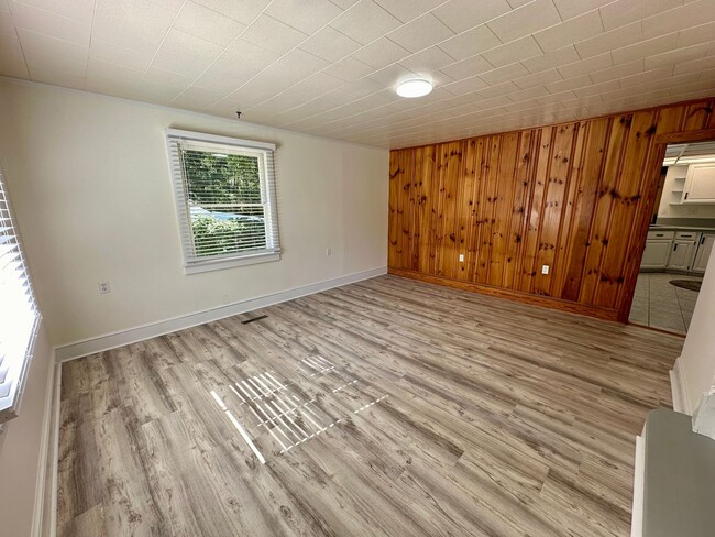 Building Photo - 4 Bedroom 2 Bathroom Home Located in South...