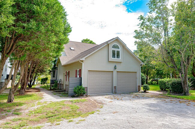 Building Photo - 6118 Gondolier Dr