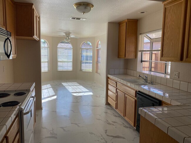Building Photo - Beautiful Santa Nella Rental