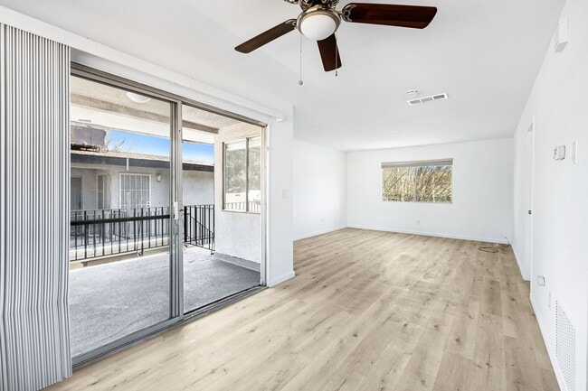 Building Photo - Move in Special $500 Deposit and One Month...