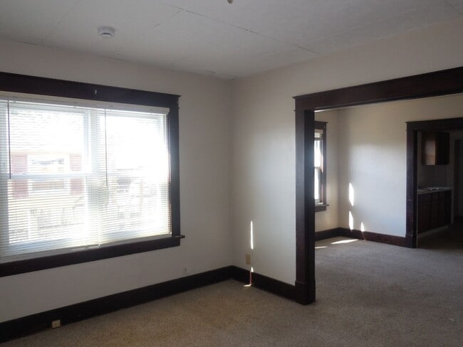 Building Photo - Two Bedroom Home w/Enclosed Sunroom and Pr...