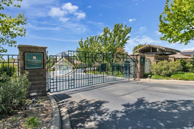 Foto del edificio - Beautiful Executive Level Home in Prestigi...