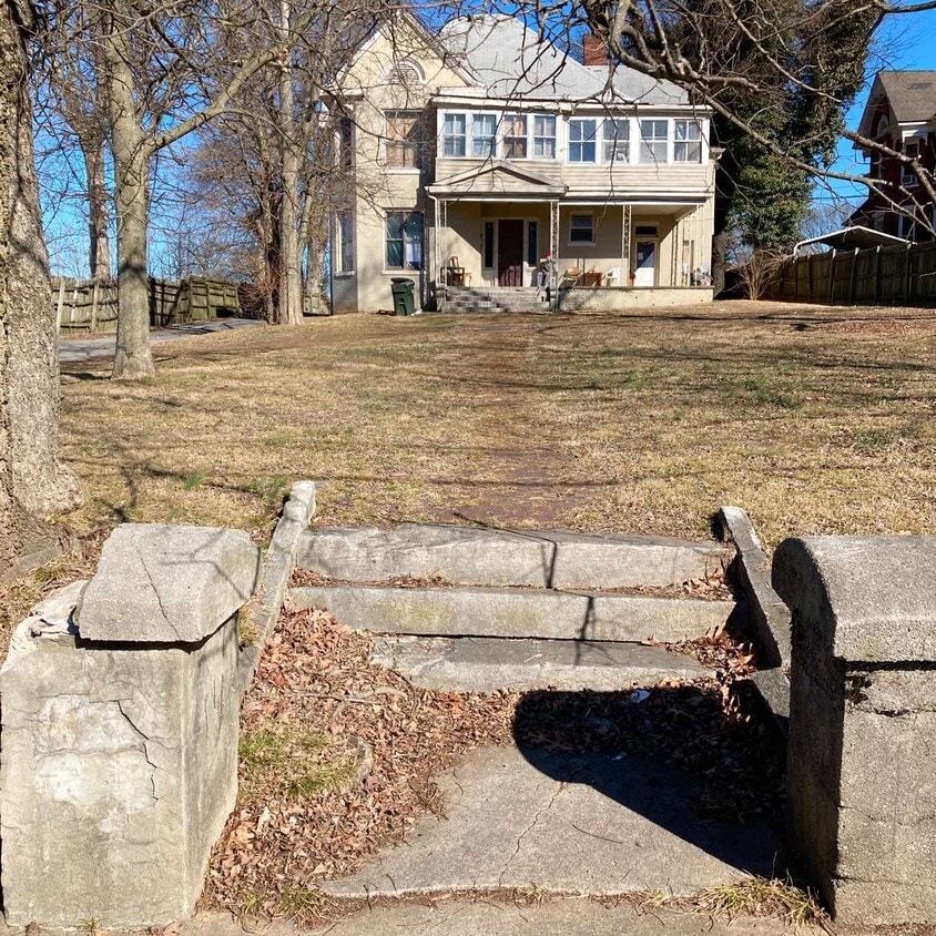 Primary Photo - 700 E 7th St
