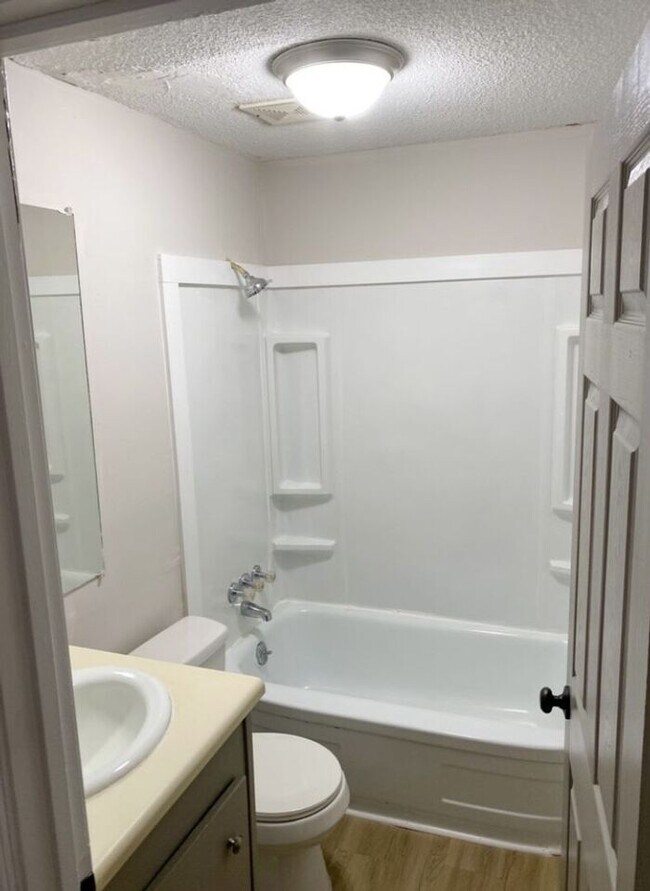 Foto del edificio - 1 Bed / 1 Bath Apartment/Home Near Cherryd...