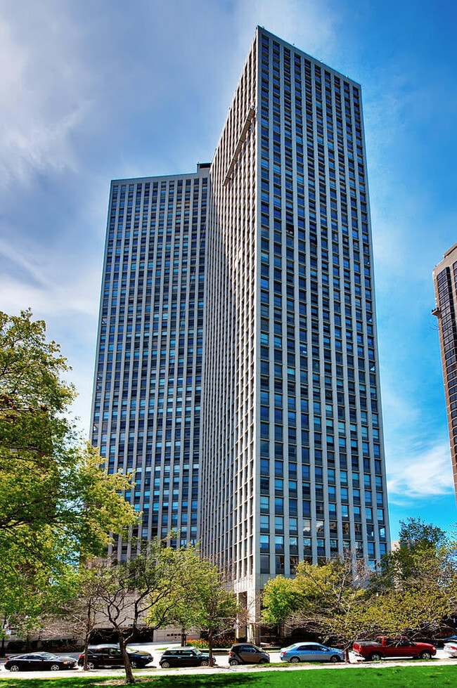 Building Photo - 2626 N Lakeview Ave