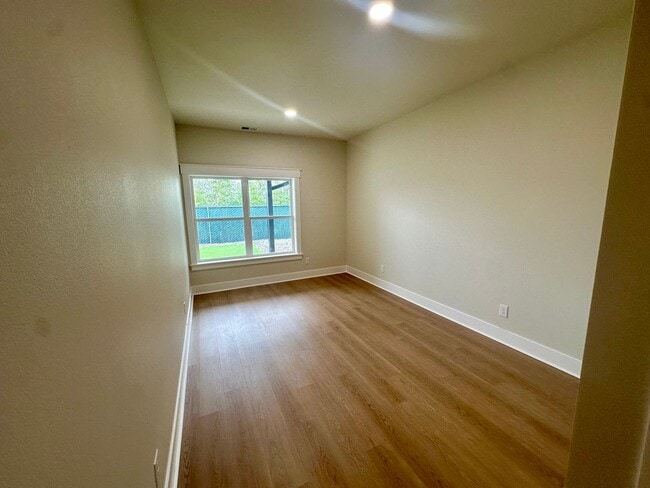 Building Photo - SD10th