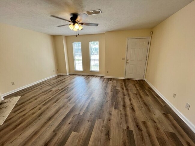 Foto del edificio - 2 Bed/1.5 Bath Towhome on Cul-De-Sac, *Backyard Privacy Fence*