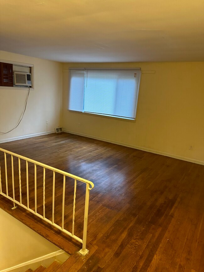 Living Room - 1005 Cedarcroft Rd