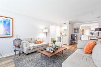 Building Photo - 7924 Royal Ln