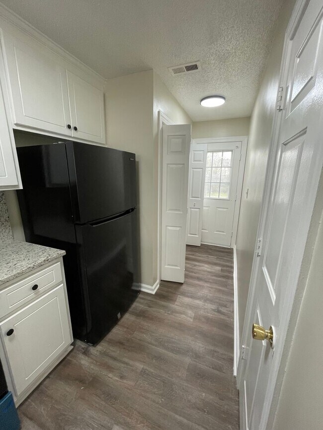 Foto del edificio - 3703 Lear Ct NW