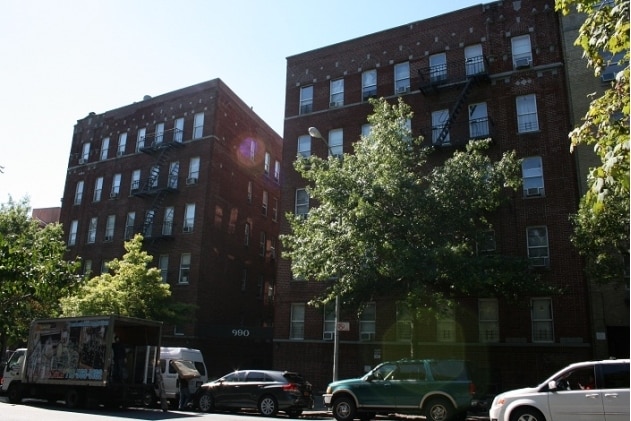 Primary Photo - 990 Bronx Park
