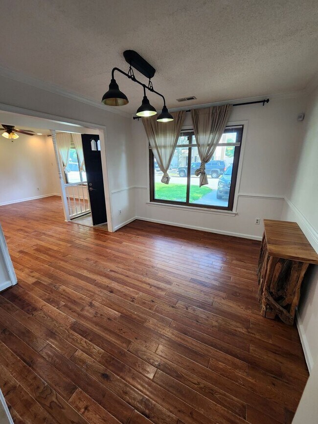 Foto del edificio - 4 Bedroom Home in Sought Out Neighborhood ...